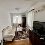 опера. стил и комфорт. идеален център. וארנה